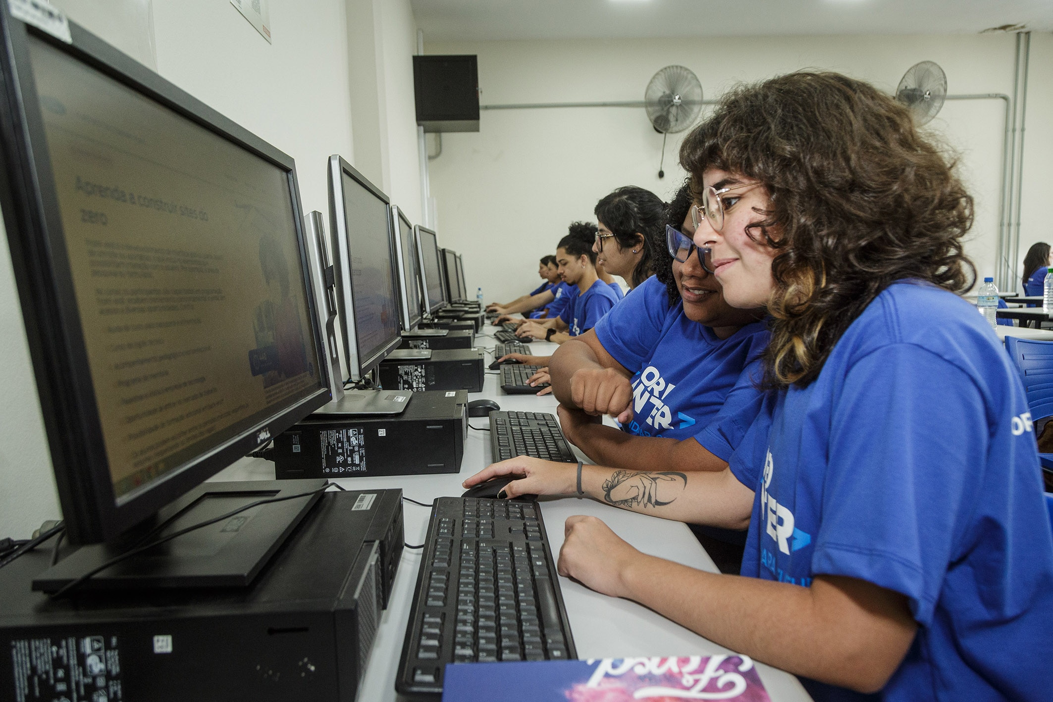 Alunos durante aula do curso de tecnologia Ford <Enter>